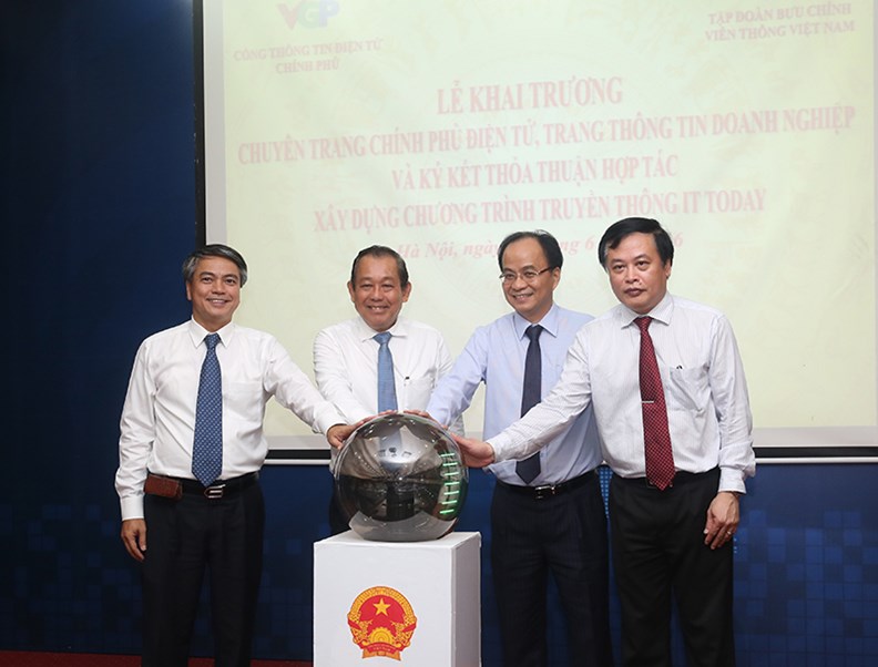Phó Thủ tướng Trương Hòa Bình thăm, chúc mừng Cổng TTĐT Chính phủ - ảnh 2